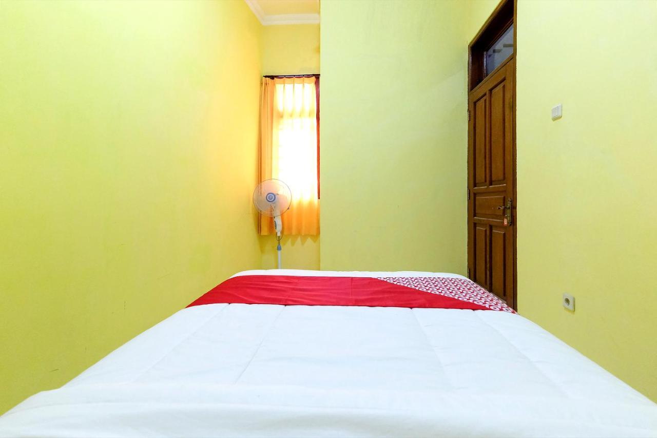 Surakarta  Oyo 338 Guest House Omah Manahan Syariah מראה חיצוני תמונה