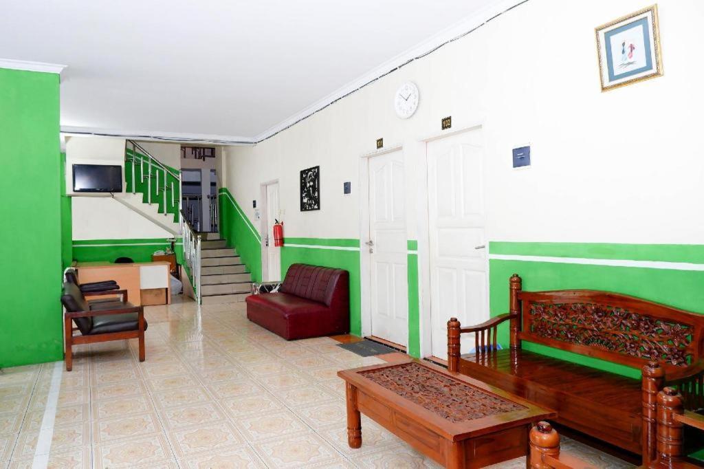 Surakarta  Oyo 338 Guest House Omah Manahan Syariah מראה חיצוני תמונה
