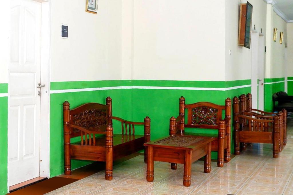 Surakarta  Oyo 338 Guest House Omah Manahan Syariah מראה חיצוני תמונה