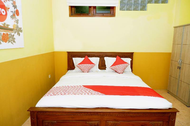 Surakarta  Oyo 338 Guest House Omah Manahan Syariah מראה חיצוני תמונה